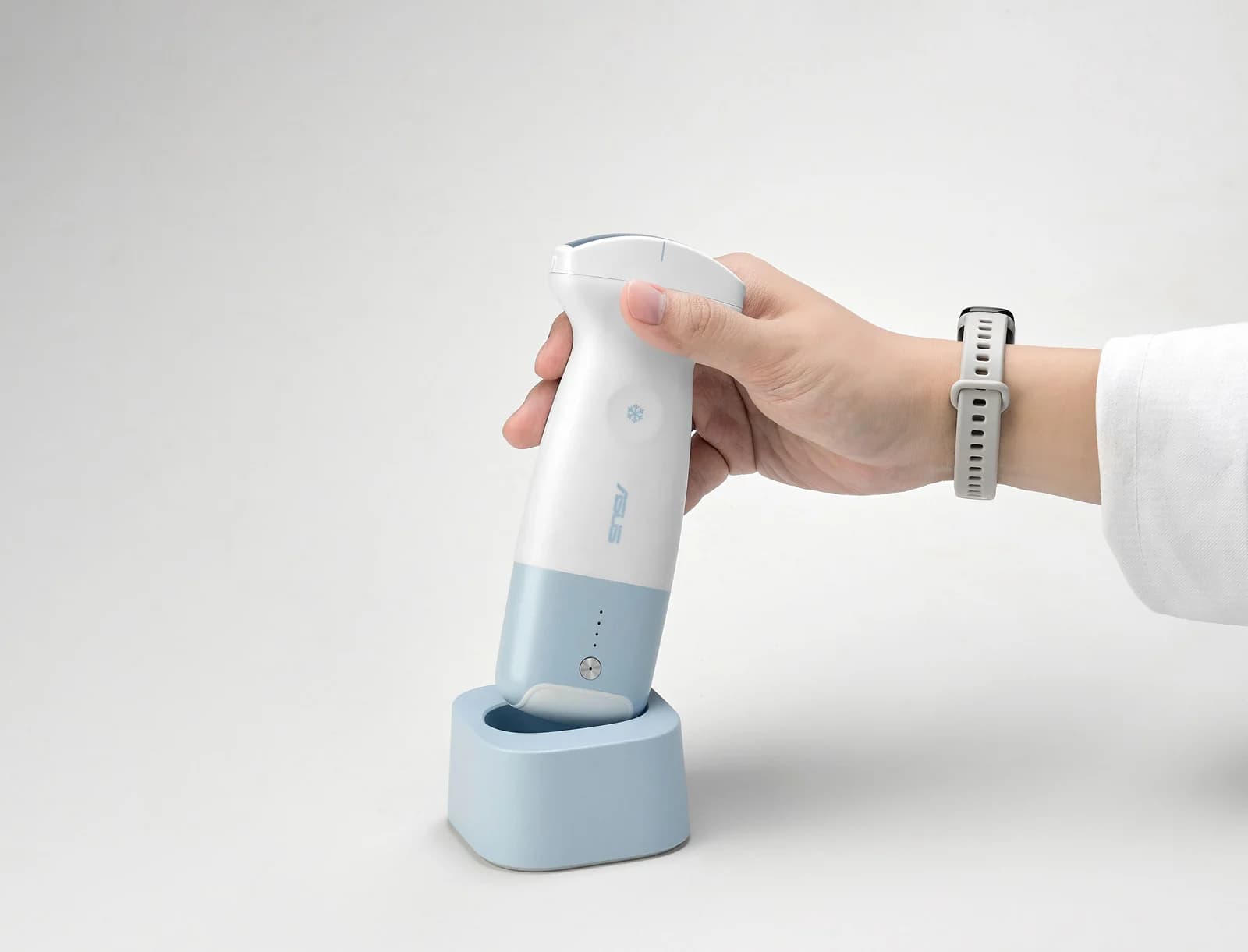Hand setting an ASUS LU800 probe into its blue charging base